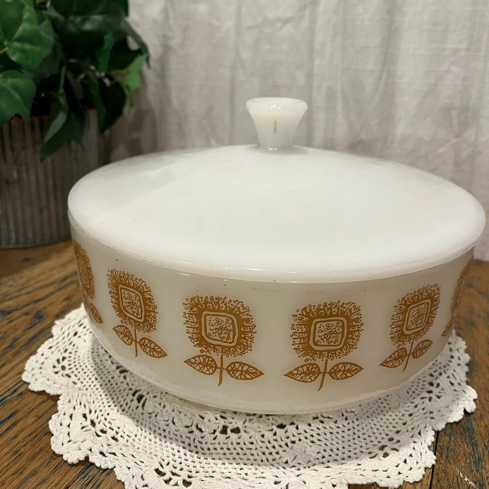 FEDERAL GLASS Vintage 60s Large Sunflower Milk Glass